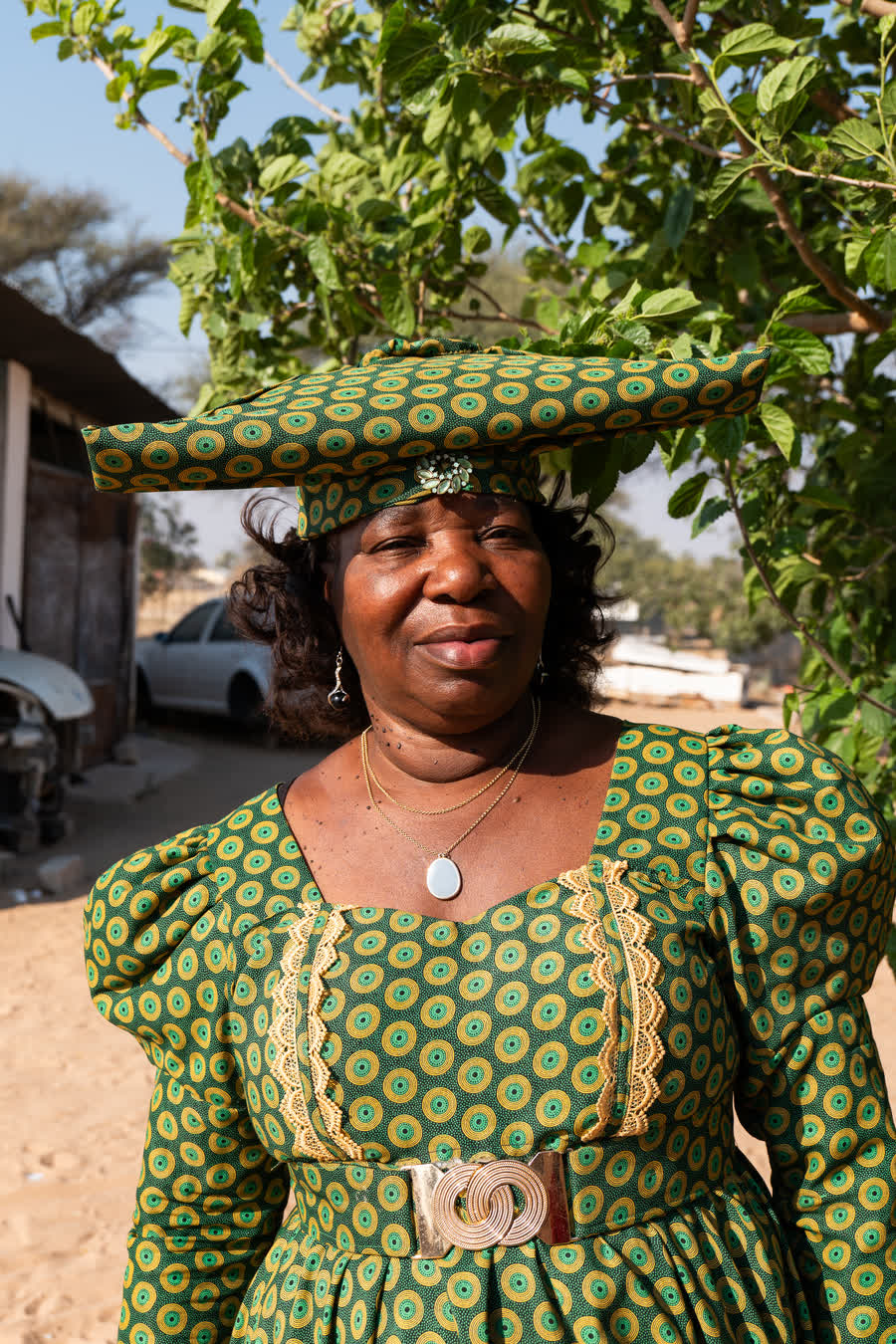 Herero-Näherin in traditioneller Kleidung