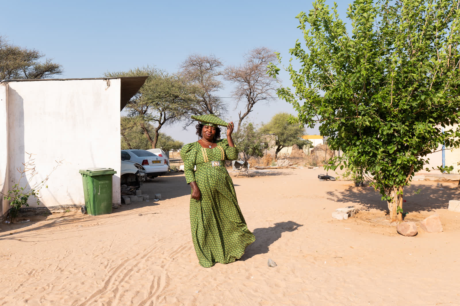 Steps for Children – Herero-Frau in traditioneller Kleidung in Okakarara, Namibia