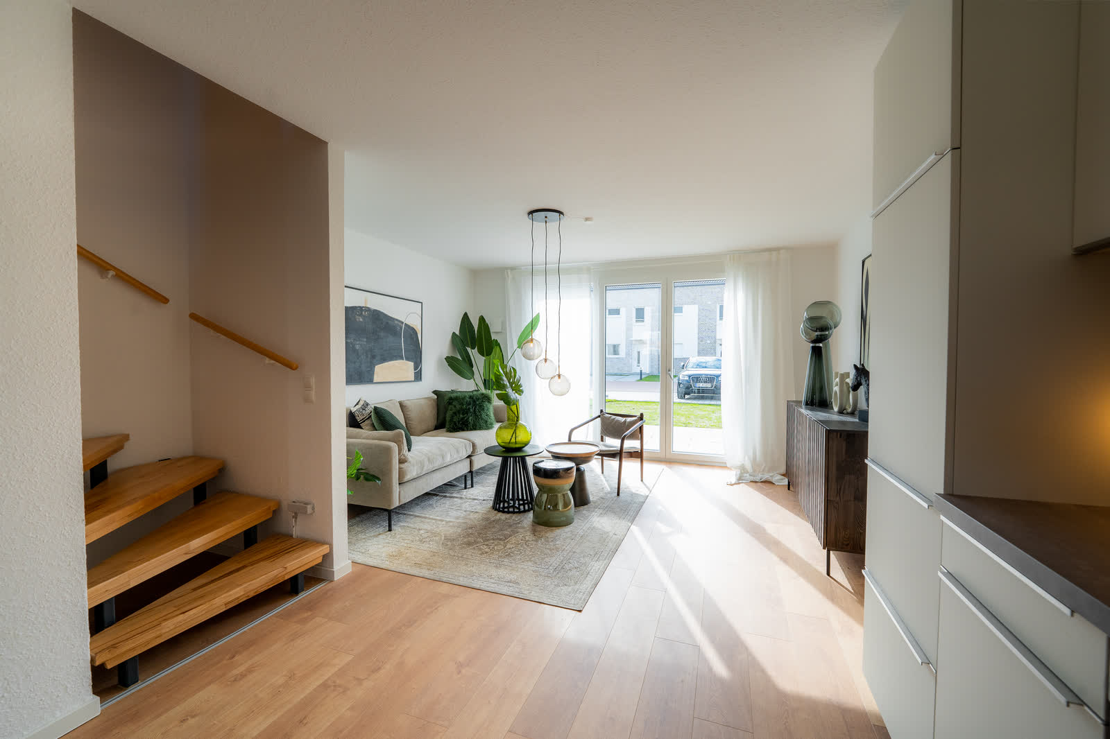 Offener Wohnbereich mit Holztreppe