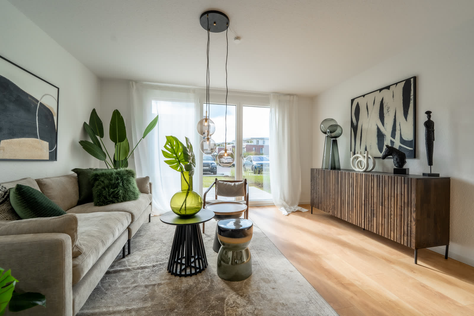 Strenger Gruppe – Wohnbereich einer Strenger-Immobilie mit Sofa und Esstisch