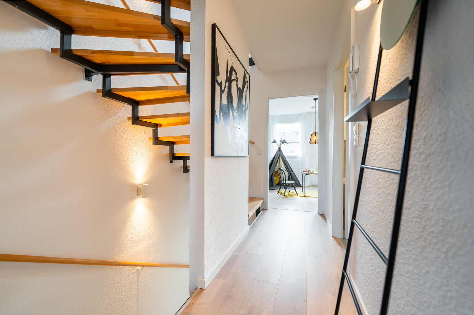 Treppe und Flur mit Lichtakzenten