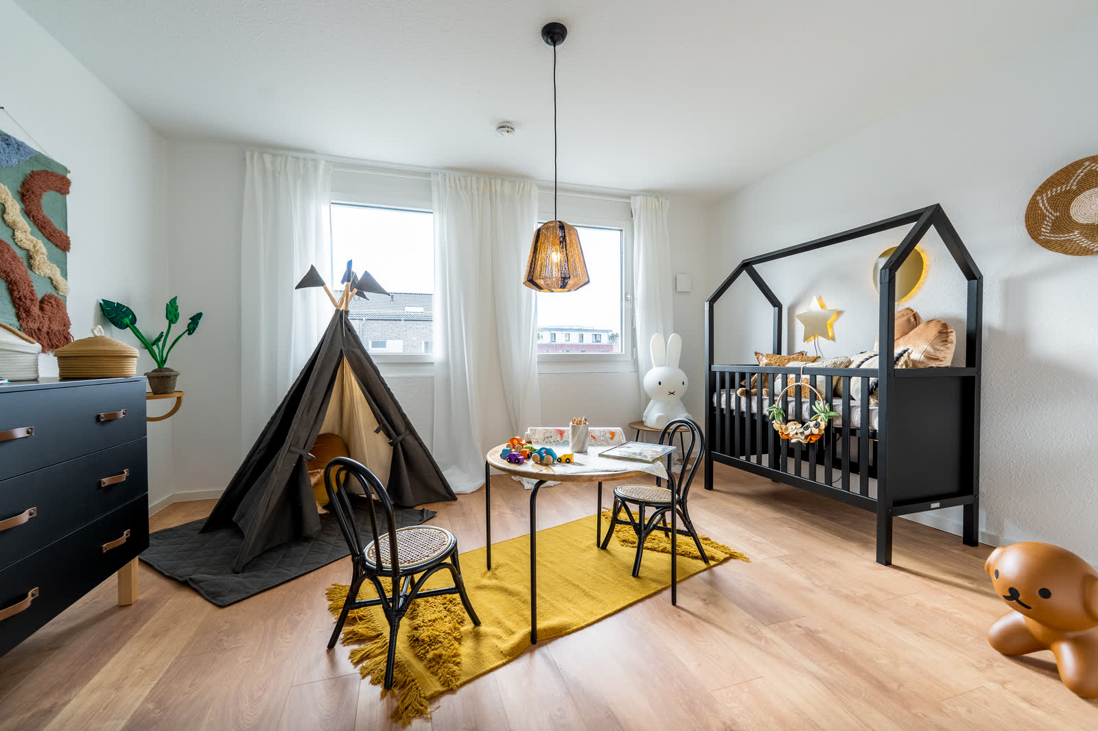 Kinderzimmer mit Zelt und Bett