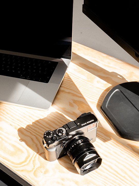 CosmosConcept Studio – Arbeitsplatz mit Kamera